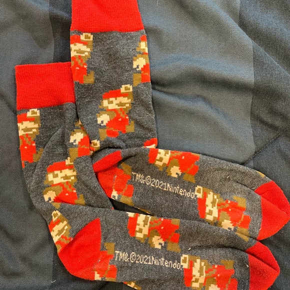 FREE WITH PURCHASE Nintendo Mario and Yoshi crew socks - Picture 4 of 8